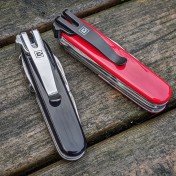 Клипса для средних швейцарских армеских ножей Victorinox Clip & Carry SwissQlip (Matte Black) — дополнительное фото