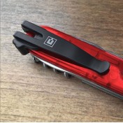 Клипса для средних швейцарских армеских ножей Victorinox Clip & Carry SwissQlip (Matte Black) — дополнительное фото