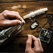 Армейский жетон-мультитул для выживания Grim Workshop Cordage Making Dog Tag — дополнительное фото
