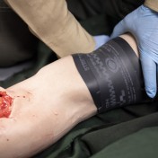 Тактический жгут-турникет Combat Medical SWAT-T Tourniquet (Black) — дополнительное фото