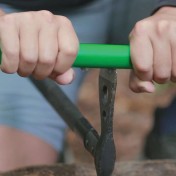 Точилка для топоров и инструментов AccuSharp Axe & Tool Sharpener — дополнительное фото