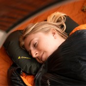 Надувная туристическая подушка Coghlan's Travel Pillow — дополнительное фото