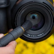 Компактный набор для чистки объективов, биноклей, прицелов и линз Carson C6 Reusable Compact Lens Cleaner — дополнительное фото