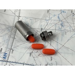 Контейнер-капсула для таблеток и мелочей Maratac Piccolo Titanium Dimpled Capsule